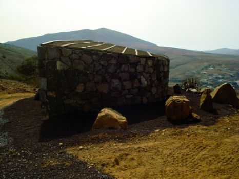 Área de descanso en la zona mas alta del camino. Al fondo se puede observar el pueblo de Betancuria